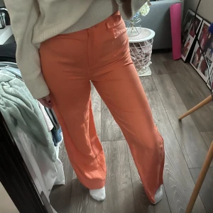 ORANGE LINNEBYXOR🧡🌻 - Orange linnebyxor från Bershka, storlek 36. I fint skick använda 2 gånger. Högmidjade och raka. Otrolig färg på sommaren🙏🏻