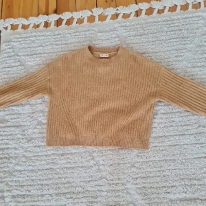 Stickad tröja - Jätte fin stickad tröja i gott skick. Använd få gånger.