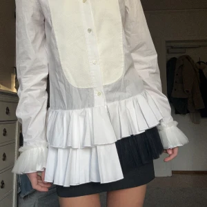 Victor & Rolf blus - Säljer denna blus från Victor & Rolf. Den har inga defekter vad jag ser. Skriv gärna för fler bilder om det är något du undrar💗 Nypris ca 9000 kr