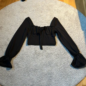 Svart topp - En väldigt fin tröja med fina detaljer!  (Aldrig använd)  Storlek: 36 Ny pris: 200kr  Hör av er för fler frågor🩷