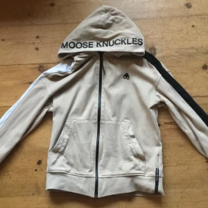 Moose knuckles - Moose knuckles hoodie Riktigt snygg Perfekt till våren Storlek S 