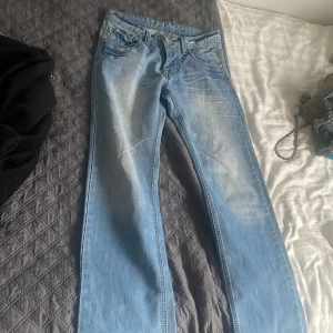Lågmidjade jinse  - Super finna blåa lågmidjade jins. Tyvärr var dom här förstora för mig och säljer dom för samma pris jag köpte dom.❤️❤️