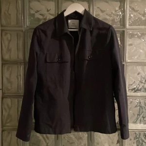 Mörkblå bläck overshirt  - Perfekt både under våren och sommaren. Storlek Small, Nypris: 900