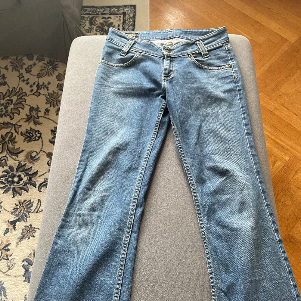 En par riktigt fina jeans ifrån Lee och jag önskar verkligen dom hade passat mig! Jag köpte dom ifrån plick för 220 men dom var tyvärr för stora men längden passade mig perfekt och jag är 161! Det är ett bra material och lite uppsydda längst ner! 🥰🥰. Jeans & Byxor.