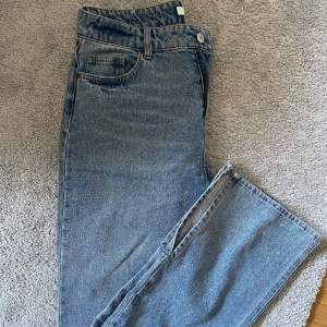 Jeans från Hm med slits nera vid benen. Jätte mjukt och skönt material 