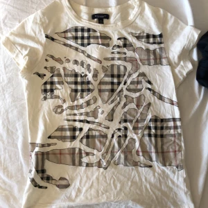 Jättesöt topp burberry london - Fin tröja perfekt till våren och sommaren💗det står m på lappen men jag skulle säga att den är liten i storleken, materialet är bomull och  pris går att diskuteras