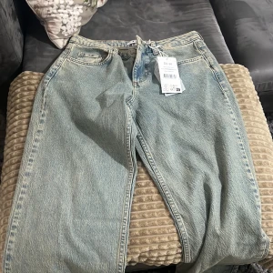 Wide jeans - Den är helt ny och har fortfarande lappen på har aldrig använt och kommmer inte göra det så jag ville sälja den🥰Den är från NA-KD pch köpte den för 700kr