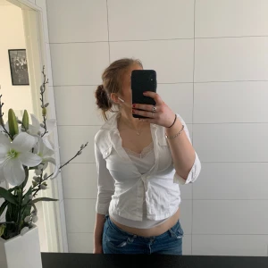 SKJORTA  - säljer en skjorta ish, vet ej vart den är ifrån men är i nyskick då jag ej känner mig bekväm i den. ❣️