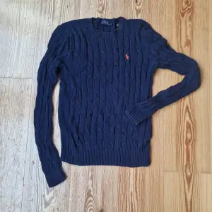 Ribbad marinblå tröja från polo ralph laurent. Lite sliten på baksidan men det märks knappt på