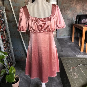 COTTAGECORE KLÄNNING - RESERVERAD TILL 9/3 - Så fin, användes av mig på nyår💗🎀