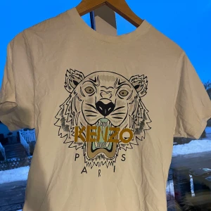 Kenzo T-shirt  - Äkta Kenzo T-shirt i storlek S. Knappt använd