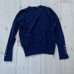 Zara finstickad tröja - Finstrimlad tröja med guldiga knappar på ärmen, går in i midjan. Storlek M men skylla säga att den sitter som s/xs då det är min storlek 