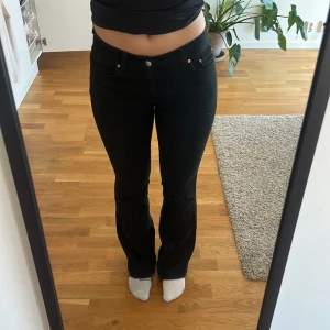 lågmidjade jeans  - lågmidjade jeans från gina. storlek 36