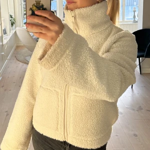 Teddy jacka - säljer nu min trendiga teddyjacka från h&m, perfekt nu till våren då den inte är för varm.
