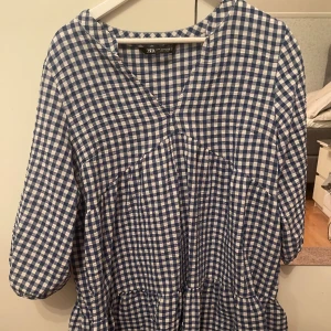 Rutig klänning zara - En rutig klänning från zara som använts Max 3 ggr av mig i storlek XL, perfekt för sommaren💕(köpt på plick)