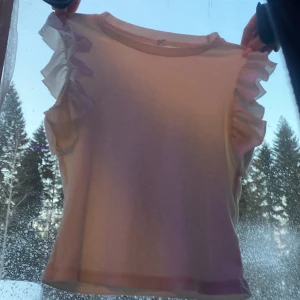 Tröja - En fin vit volang tröja anständits några gånger 