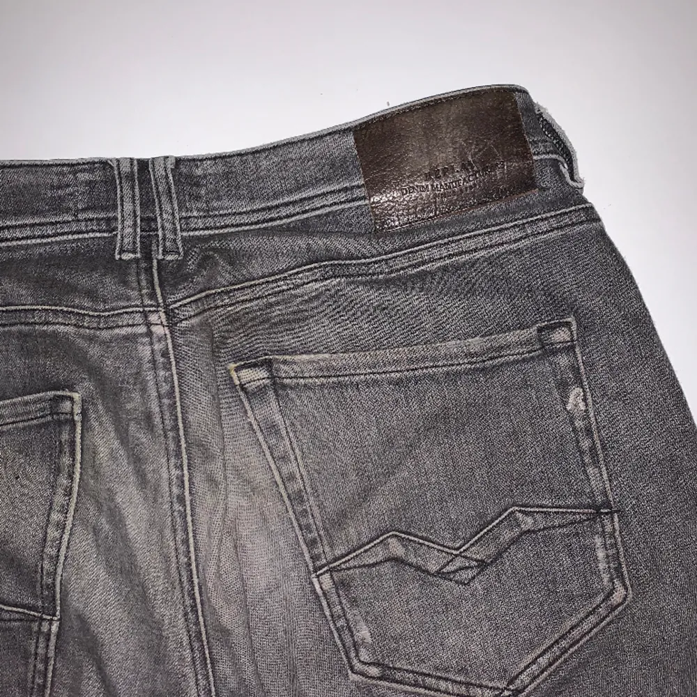 Säljer mina gråa replay jeans. Rikigt fräscha och snygga med rips utan hål. Storlek: 33  Skulle rekommendera dessa för någon med lite längre ben. . Jeans & Byxor.