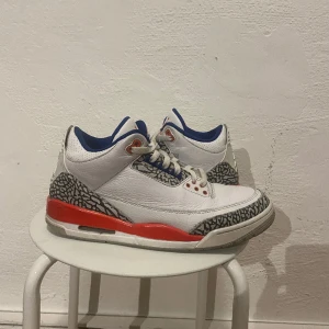 Air Jordan 3 Knicks - 7/10 cond, använda men relativt rena, ingen låda Kan mötas upp i centrala Stockholmstrakter, eller via frakt som betalas av köparen Skriv i dm innan köp, priset är förhandlingsbart