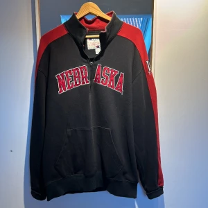 Champion Halfzip - Riktigt snygg vintage tröja från Champion med röda detaljer  Skick: 7/10 Storlek: L