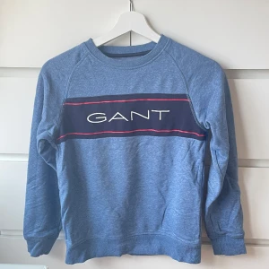 Sweatshirt  - Säljer denna fina tröja. Tröjans storlek är 146/152. Tröjan har inga defekter och är i nytt skick. Om du har funderingar eller vill ha mer bilder på plagget är det bara att kontakta mig.💗