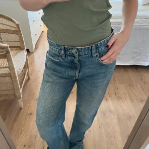Jeans  - Säljer dessa lågmidjade jeans från Zara då dem inte kommer till någon använding längre🥰 På mig sitter jeansen lite löst i midjan. Slutsålda på zaras hemsida 🥰