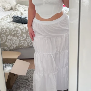 Långkjol - Långkjol från ASIs som passar super till sommaren. Storlek L och inte så mycket stech🩷