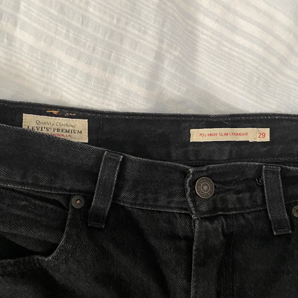 Jeans från Levi’s i storlek W29, passar mig som har 38-40 i byxor! Dessa är i väldigt bra skick då de tyvärr inte kommit till den använding jag hoppades. Nypris 1199, säljer för 350kr eller prisförslag! . Jeans & Byxor.