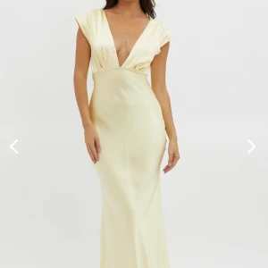 Ljusgulbalklänning - Säljer denna otroligt fina balklänningen från selfie leslie, köpte den för 1400 men tull och frakt. Helt ny endast testad. Jag är 174 cm och den gick till mina anklar på mig, så tyvärr för kort därför säljer jag den. Hon på bilden är 168 cm ungefär🤍