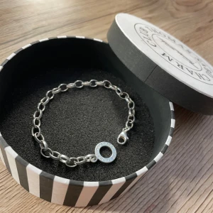 Tomas Sabo armband - Intressekoll på mitt Tomas Sabo Armband (20Cm) Använd sparsamt, Men tvättas innan jag skickar! Hör av er för fler bilden❤️ nypris 600kr