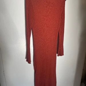 Stickad klänning - Jättefint klänning som är inköpt förra sommarn. Bara använd 1 gång 