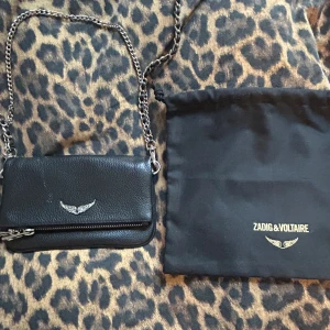 Zadig väska - Säljer min jättefina Zadig väska, då den tyvärr inte kommer till användning längre. Använd fåtal gånger, men i bra skick. Dustbag tillkommer!🤗