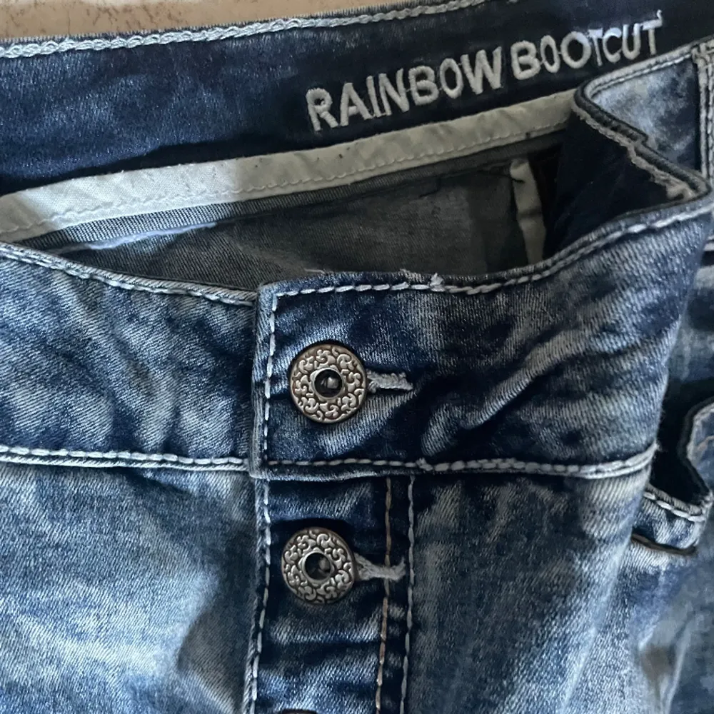 asfeta washed drain jeans med bootcut passform, skitsnygga och bra kvalité men kommer tyvärr inte till användning. pris kan diskuteras!. Jeans & Byxor.