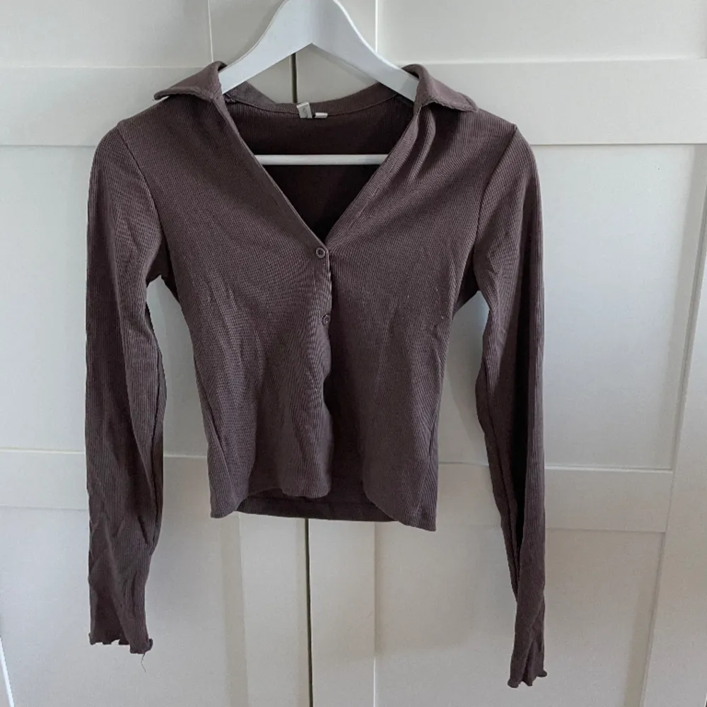 En brun tröja som tyvärr blivit för liten, jätte fin färg och detaljer💗. Tröjor & Koftor.