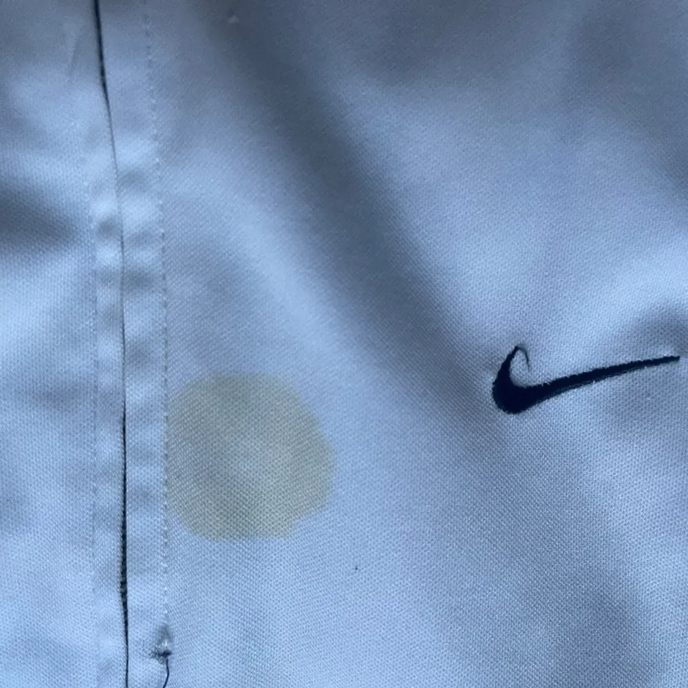 riktigt snygg vintage Nike tracktop med tryck på ryggen. kommer tyvärr inte till använding längre. skitnice och skön men har tyvärr en fläck på framsidan. pris kan diskuteras . Tröjor & Koftor.