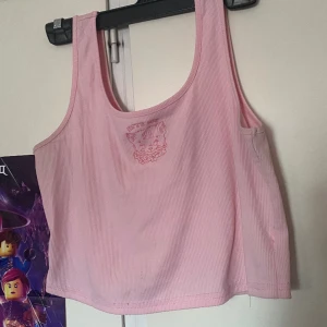 Rosa linne - Ett rosa linne med ett katt motiv där de står ”bite me”. Aldrig använd. Samfraktar gärna med andra saker!