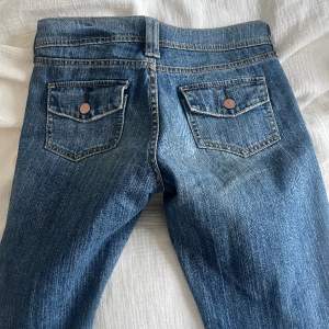 Säljer mina otroliga vintage jeans som är köpta i Bangkok! Jag är 160cm och de sitter perfekt längsmässit på mig. 