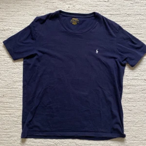 Ralph Lauren t shirt - Storlek M, mycket bra skick, inga synliga defekter, pris KAN diskuteras.