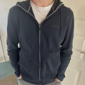 Hej!  Jag säljer nu min Hugo Boss Zip-up hoodie. Det är en snygg tröja året runt men framför allt till vår och sommaren. Tröjan är i storlek M (passar även S). Skick: 9/10 (inga defekter) Nypris: Cirka 1500. Mitt pris:600.🌟