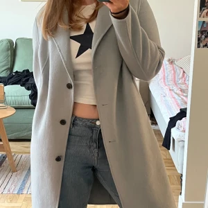 Kappa - Härlig vårkappa i en pastell grön/blå färg ish. Älskar älskar älskar den men den har aldrig kommit till användning! Köpt för 2500 kr för några år sen.