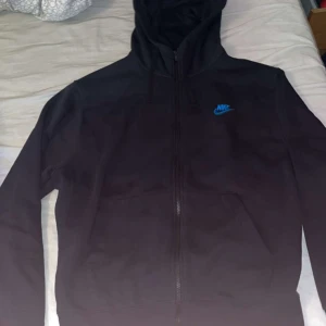 Nike kofta  - Nike kofta,den är helt ny inte använd ja har köpt den i London i jd,ja råka köpa fel storlek den är storlek L men jag har storlek S.Den finns inte i Sverige tror jag för ja kunde it hitta den.Den är inte tvättad så materialet är helt ny.Mer bilder dm