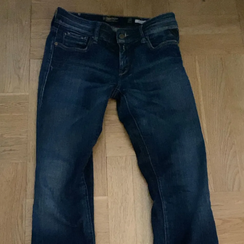 Jätte fina low waisted jeans från replay . Jeans & Byxor.