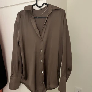 Khaki silkes skjorta zara  - Nyskick str xs . Skickas spårbart för 65kr