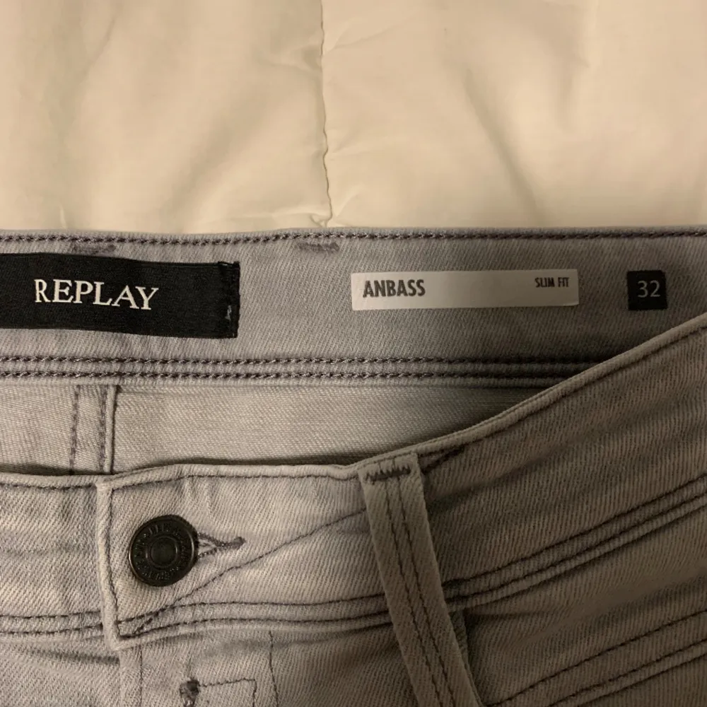 Säljer dessa snygga gråa Replay jeans eftersom dem tyvärr är för stora. Byxorna har ingen skada och har ett pris som går att diskuteras. . Jeans & Byxor.