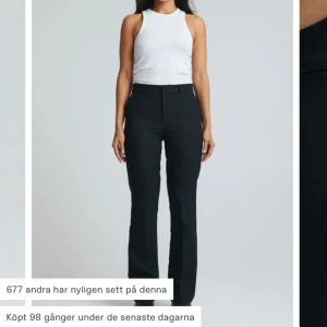 Vilma kostymbyxa - Säljer mina Vilma kostymbyxor från bikbok i bra skick, sällan använda. Storlek 38. Skriv för egna bilder. 💕