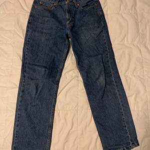 Säljer mina Levis jeans som bara ligger och tar plats o garderoben, jeansen är i mycket bra skick och priset kan självklart diskuteras. Tveka inte på att höra av er vid fler frågor eller funderingar 