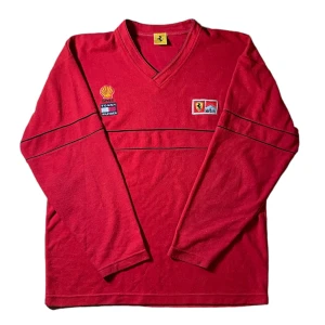 Vintage Ferrari 1998 Tjocktröja - Säljer denna Tjocktröja som är en kollaberation mellan Shell, Tommy Hilfiger, Ferrari och Malboro  i storlek L Inga Defekter eller fläckar skriv gärna om ni har några ytterligare frågor 💂🏻‍♂️🕵🏽‍♀️