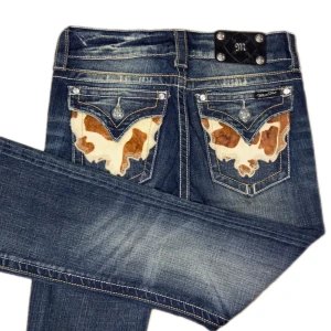 MISS ME JEANS - Miss Me jeans i modellen ”JW4292B8/boot” midjemåttet rakt över är 39cm. Ytterbenet 107cm och innerbenet 85cm. Jeansen är som nya. Kontakta vid intresse!