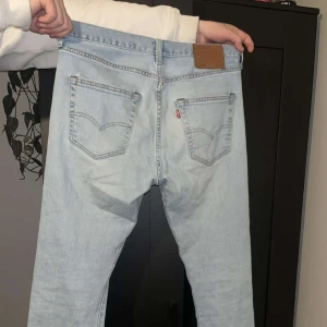 Levis baggy jeans 501 - Säljer mina ljusblåa Levis jeans, använda fåtal gånger. Hör av er vid intresse elr frågor STORLEK: W31 L32