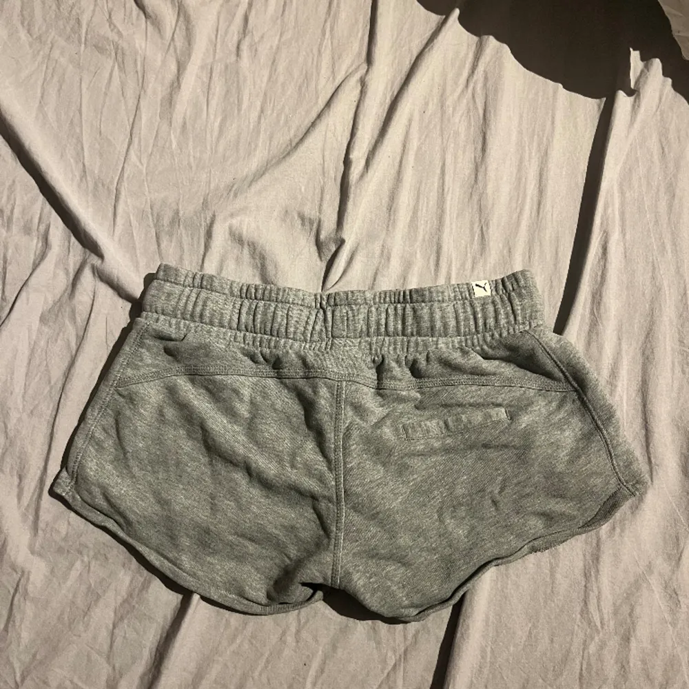 Gråa mjukisshorts ifrån Puma. Shorts.