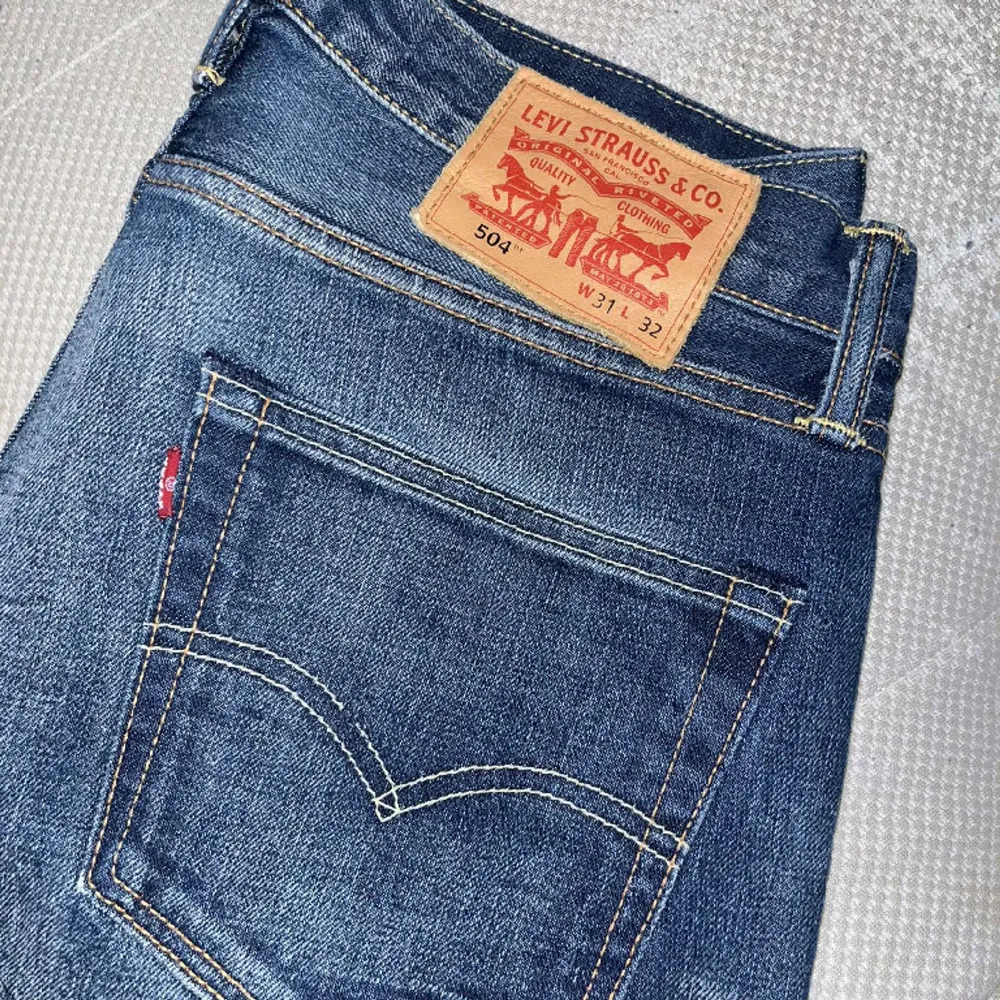 Säljer mina Levis jeans, kan va vintage för jag har ärvt dem av min farsa men e inte säker. STORLEK: W31 L32. Jeans & Byxor.